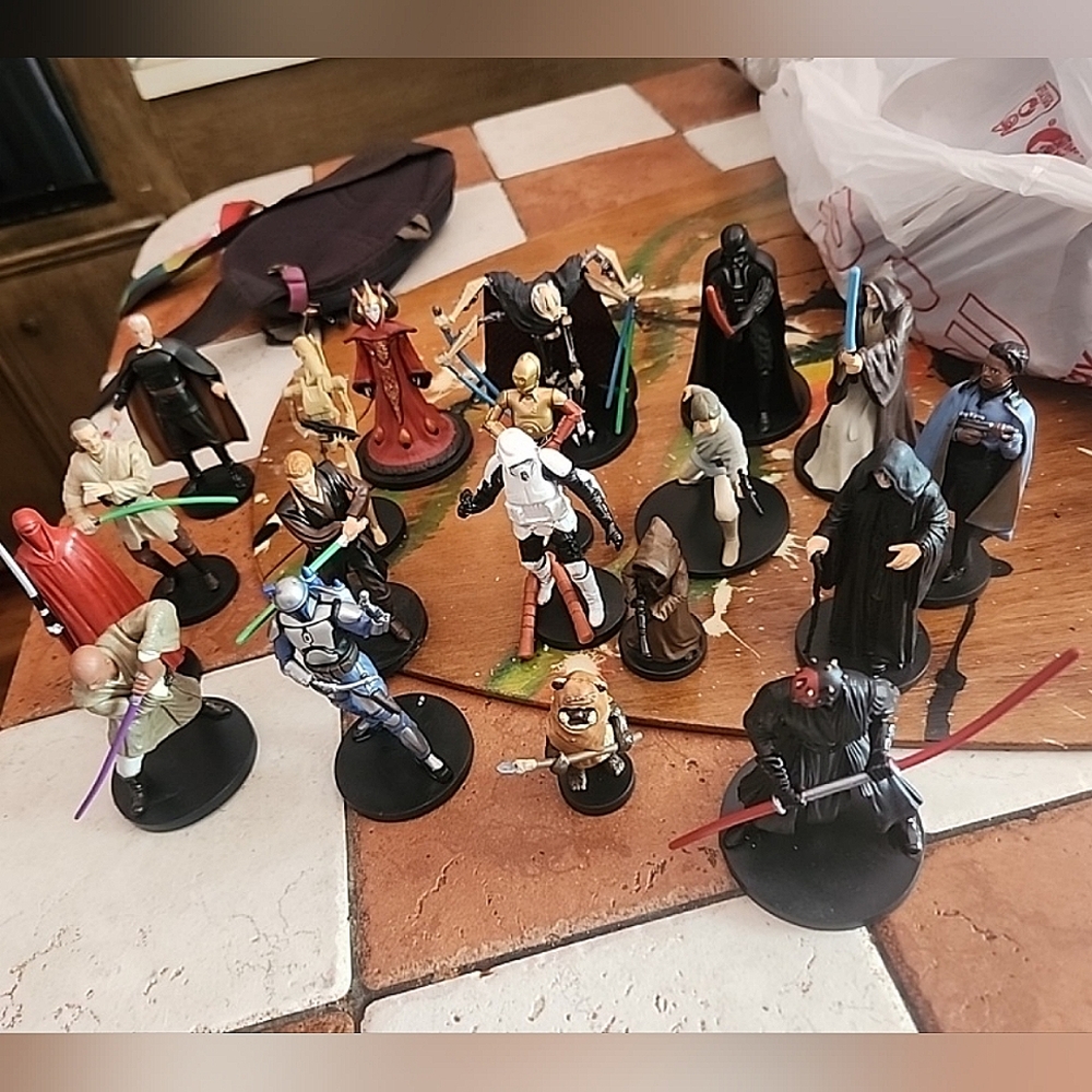 Set of star wars figures